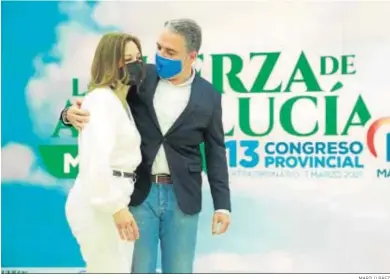  ?? MARILÚ BÁEZ ?? Bendodo abraza a Navarro en el congreso provincial del partido.