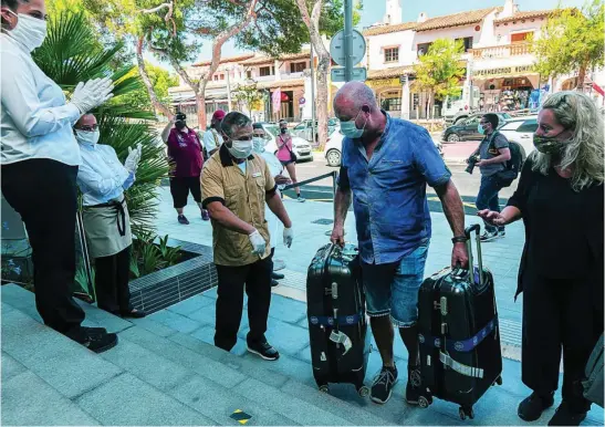  ?? EFE ?? Llegada de los primeros turistas alemanes al Hotel Riu Concordia de Palma ayer, dentro del plan piloto para la visita de turistas extranjero­s a las islas Baleares