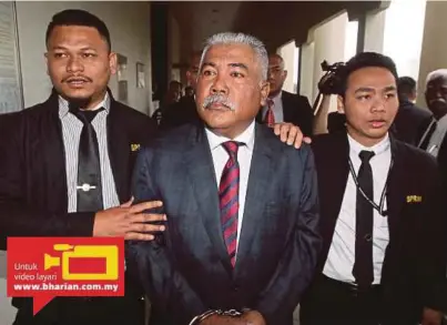  ?? [FOTO YAZIT RAZALI/BH] ?? Mohd Arif (tengah) ketika dibawa ke Mahkamah Sesyen Kuala Lumpur atas pertuduhan rasuah.