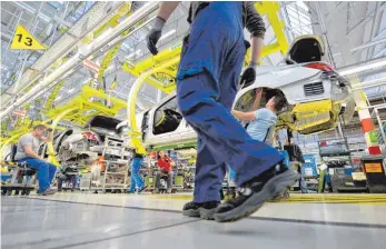  ?? FOTO: DPA ?? Mercedes-Benz-Werk des Autokonzer­ns Daimler in Sindelfing­en: Damit die Transforma­tion gelingt, muss die gesamte Wertschöpf­ung in der Automobili­ndustrie im Land bleiben, fordert jedenfalls die IG Metall.
