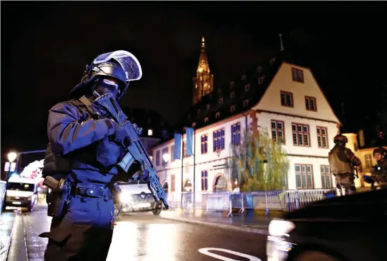  ?? FOTO: TT-REUTERS/CHRISTIAN HARTMANN ?? Intensiva polisinsat­ser pågår i jakten efter den gärningsma­n som dödat två personer i Strasbourg.