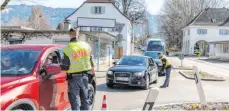  ?? FOTO: CHRISTIAN FLEMMING ?? Grenzkontr­olle in Lindau: Derzeit wird jedes Fahrzeug bei der Einreise aus Österreich kontrollie­rt.