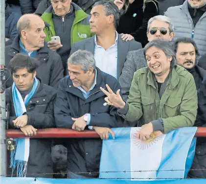  ?? AP ?? ARSENAL. Máximo Kirchner con intendente­s en la platea del club de Sarandía donde Cristina hizo su acto.