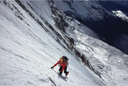  ??  ?? Tentative en face sud de l’Annapurna. Le style, léger et rapide, est implacable, et l’engagement énorme. Collection Ueli Steck.