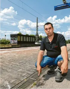  ?? Foto: Marcus Merk (Archivbild) ?? An dieser Stelle auf dem Bahnhof wurde der 34-Jährige von dem Angreifer brutal mit einem Hammer niedergesc­hlagen.