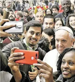  ??  ?? Einer für alle: Papst Franziskus offenbart im Buch «Gott ist jung»