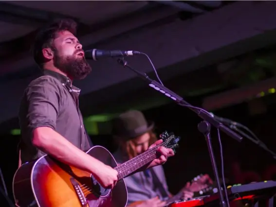  ??  ?? Former busker Mike Rosenberg, also known as Passenger, debuts his new band in London (Shuttersto­ck)