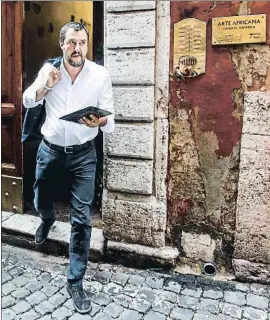  ?? GIUSEPPE LAMI / EFE ?? Salvini, a la sortida ahir de la seva reunió amb Di Maio a Roma