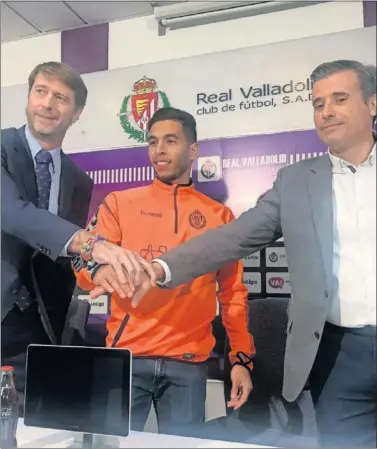  ??  ?? FIRMA. El presidente Suárez y el director deportivo Gómez escoltaron en sala de prensa a Anuar.