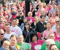  ??  ?? ■ People taking part in a previous Loughborou­gh Race for Life.