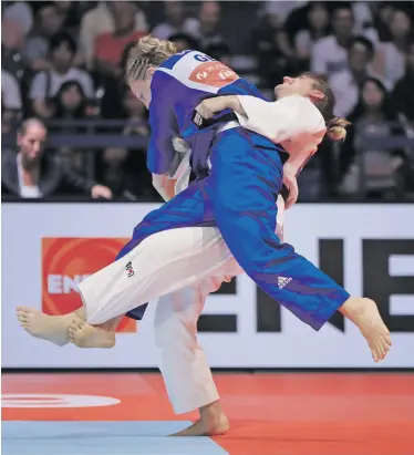  ?? Atsushi Taketazu / AP / picturedes­k.com ?? Bezüglich Zweikämpfe­n müssen sich Judoka wie Michaela Polleres (in Weiß) noch gedulden.