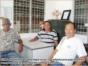  ??  ?? Si Nobelista Rudy Pescante (dapit sa tuo) nga mibisita aron pag-interview sa mga opisyal sa Brgy. Lourdes sa Bogo City, Cebu.