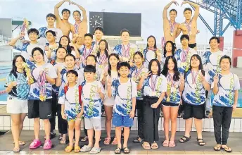  ?? ?? Kasa swimmers, coaches and parents celebrate after the prize presentati­on.