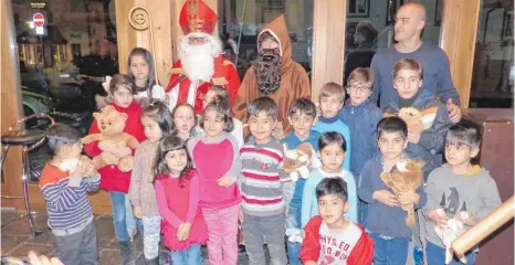  ?? FOTO: PRIVAT ?? Eine gemeinsame Weihnachts­feier mit Ravensburg­ern und Flüchtling­en fand in der Ravensburg­er Zehntscheu­er statt.