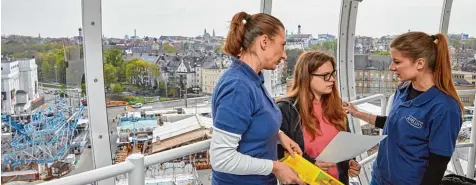  ?? Foto: Peter Fastl ?? Hoch über dem Augsburger Plärrer hat sich Alina Springer (Mitte) bei Stefanie März (rechts) und Annika Woodcock um einen Ausbildung­splatz beworben.