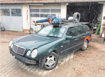  ?? FOTO: PRIVAT ?? Auf geht’s: Weder Regen noch alte Autos können Joe Finsterle und seine Freunde abhalten. Mit Vollgas fiebern sie dem Rallyestar­t entgegen.