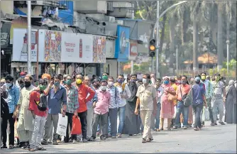  ?? SATISH BATE/HT PHOTO ?? Amid curbs, commuters wait in a queue at Sion bus stand, on Wednesday.