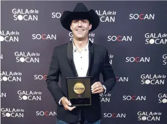  ??  ?? Laurie LeBlanc tient fièrement son trophée du Gala francophon­e de la SOCAN. – Gracieuset­é