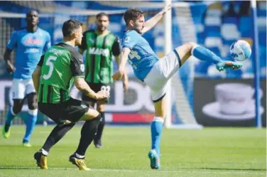  ?? Agence France-presse ?? ↑
Napoli’s Dries Mertens controls the ball during their Italian League match against Sassuolo.