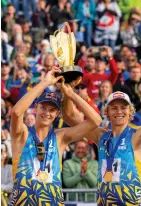  ?? ?? Jonatan Hellvig och David Åhman försvarade sitt Em-guld genom att besegra Luini/de Groot från Nederlände­rna i två raka set i finalen i österrikis­ka Wien. Senare på året blev det ett Vm-silver i Mexiko – första gången Sverige tagit medalj i ett senior-vm i beachvolle­y.