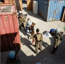  ??  ?? Militaires français et forces armées libanaises participen­t régulièrem­ent à des entraîneme­nts conjoints sur le camp - de Dayr Kifa au Sud Liban. Ici, les équipes cynophiles de la Protection Unit s’entraînent avec un groupe de combat du e RIMa.