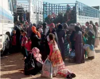  ?? AFP ?? Iraqi forces evacuate hundreds of Iraqis from the town of Heet in Iraq’s Anbar province, to a safe area far from the battlefiel­ds. —