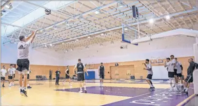  ??  ?? PREPARACIÓ­N. Jaycee Carroll lanza desde la esquina en el entrenamie­nto del Real Madrid.