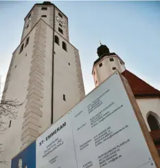  ?? Foto: Wolfgang Widemann ?? Die Bautafel bleibt an der Stadtpfarr­kirche St. Emmeram in Wemding noch eine Weile stehen.