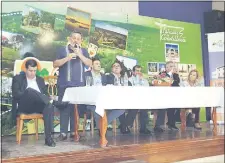  ??  ?? El senador Sixto Pereira (de pie) anunció la instalació­n de una mesa de diálogo sobre la Cuenca del Yhaguy.