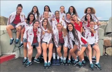  ??  ?? OTRO RETO. Las Sub-17 posan en Uruguay, donde hoy se juegan el pase a semifinale­s del Mundial.