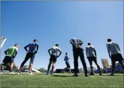  ??  ?? SUSTO. La plantilla de Boca hace su último trabajo antes de viajar.