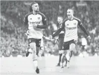  ?? — Gambar AFP ?? RAI: Iwobi (kiri) meraikan gol kemenangan buat Fulham pada perlawanan Liga Perdana Inggeris di antara Manchester United dan Fulham di Old Trafford di Manchester, kelmarin.