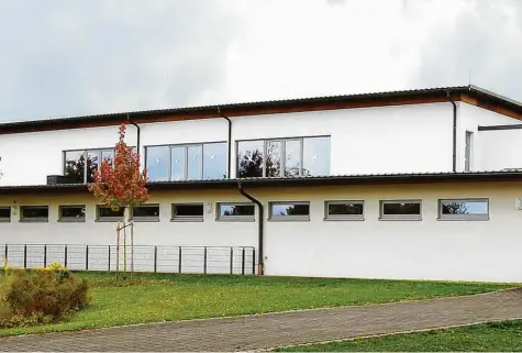  ?? Foto: Karl Kleiber ?? Die gemeindlic­he Turnhalle bei der Grundschul­e Balzhausen erhielt 1999 einen Sportboden, der vor Jahren durch einen Wassereint­ritt vom Dach her repariert werden musste. Nun stellte sich im Gemeindera­t die Frage: teilsanier­ten oder erneuern?