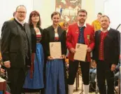  ??  ?? Der Musikverei­n Binswangen ehrte Mitglieder für 25 Jahre Musizieren.