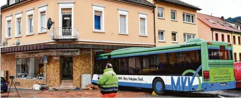  ?? Foto: Uwe Anspach, dpa ?? Der Bus krachte am Dienstagmo­rgen in Eberbach (Baden Württember­g) in die Hauswand eines Geschäfts. Warum er zuvor in einer leichten Linkskurve von der Straße ab gekommen war, steht noch nicht fest.