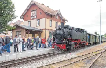  ?? FOTO: ELMAR GRATHWOHL ?? Das Öchsle fährt am Samstag und Sonntag um 10.30 und 14.45 Uhr ab Warthausen, um 12 und 16.45 Uhr ab Ochsenhaus­en.