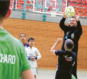  ?? Foto: Stephan Schöttl ?? Gute Laune im Aufstiegsk­ampf der 3. Liga: Romario Rösch vom SSV Ulm 1846 Fußball hat mit Kindern an der Grundschul­e in Dietenheim trainiert.