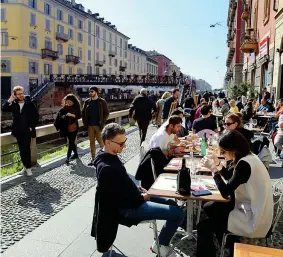  ??  ?? Naviglio Grande
Complice una temperatur­a sui 20°, tanta gente in giro ieri a Milano