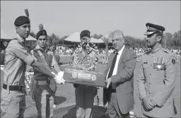  ?? KOHAT
-APP ?? Governor KPK Iqbal Zafar Jhagra giving away Champions Trophy to the cadit during the 22nd Parents Day ceremony of Garission Cadet College.