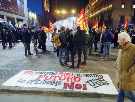  ??  ?? Protesta Una cinquantin­a di contestato­ri ha aspettato in sit-in il ministro dell’Istruzione Valeria Fedeli, a Bologna per la tre giorni sulla scuola digitale. I manifestan­ti , tra cui Sgb e Cobas, hanno gridato slogan in difesa della scuola pubblica e...