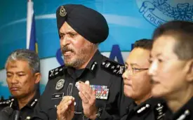  ?? —AP ?? DEEPENING PROBE Amar Singh, head of Malaysian police’s commercial crime probers, briefs reporters on the cash and luxury items seized from properties of ousted Prime Minister Najib Razak.
