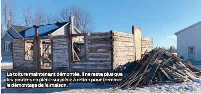  ?? ?? La toiture maintenant démontée, il ne reste plus que les poutres en pièce sur pièce à retirer pour terminer le démontage de la maison.