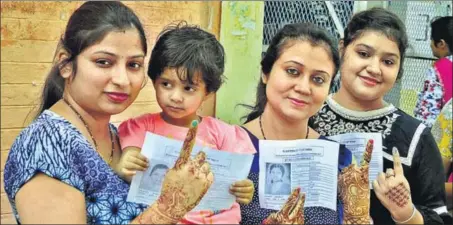  ?? SAMEER SEHGAL/HT ?? Voters show their inked fingers at a polling station in Pathankot on Wednesday.