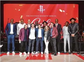  ?? ?? The Fertitta family poses with members of the 1993-94 Rockets championsh­ip team members, from left, back row, Hakeem Olajuwon, Eric Riley, Matt Bullard, Carl Herrera, Mario Elie, Otis Thorpe, Vernon Maxwell and Robert Horry.