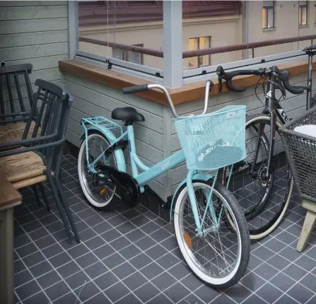  ?? FOTO: NIKLAS TALLQVIST ?? Om det finns ett tryggt sätt att förvara cyklarna i huset behöver de boende inte offra sin balkong. Att bära upp en elcykel är dessutom tungt.