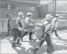  ?? Cortesía ?? Ayer, la Cruz Roja logró ingresar a la cárcel de Cuenca para atender a 21 personas que necesitaba­n ayuda médica. /