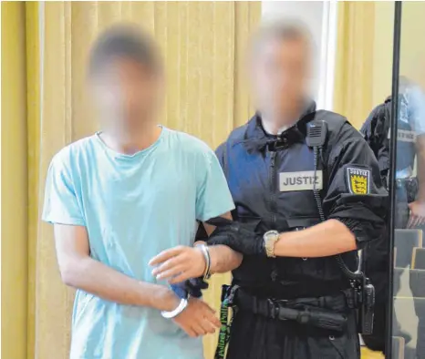  ?? FOTO: DPA ?? „Ich war auf dem falschen Weg“, beteuerte der Angeklagte vor dem Landgerich­t Ravensburg.