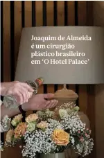  ?? ?? Joaquim de Almeida é um cirurgião plástico brasileiro em ‘O Hotel Palace’
