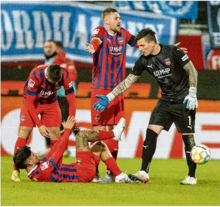  ?? Foto: Eibner-pressefoto/sascha Walther ?? Die Heidenheim­er plagten und mühte sich gegen den Hamburger SV. Am Ende ging man aber doch als Verlierer vom Platz.