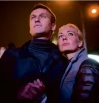  ?? EVGENY FELDMAN/AP ?? The late Russian opposition leader Alexei Navalny and his wife, Yulia Navalnaya.